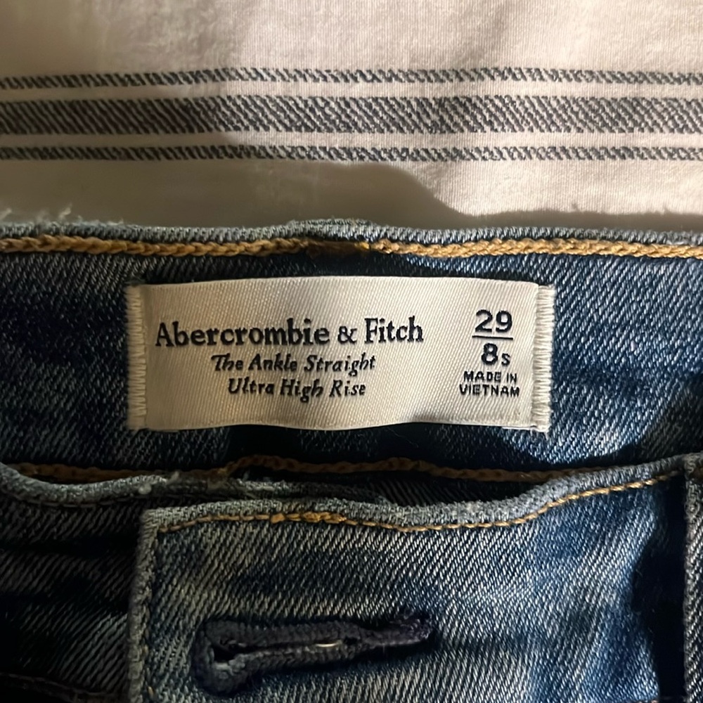 Abercrombie “ankle straight ultra high rise ” size 29/8S medium wash